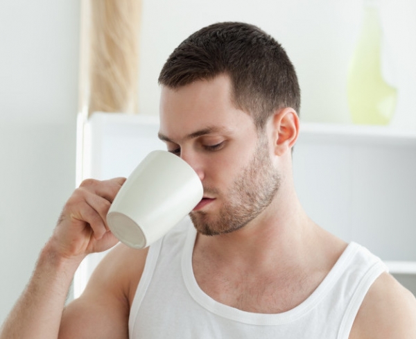 Почему мужчинам не стоит часто пить молоко и газировку