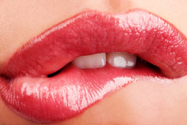 Дерматолог раскрыла простой способ спасти потрескавшиеся губы